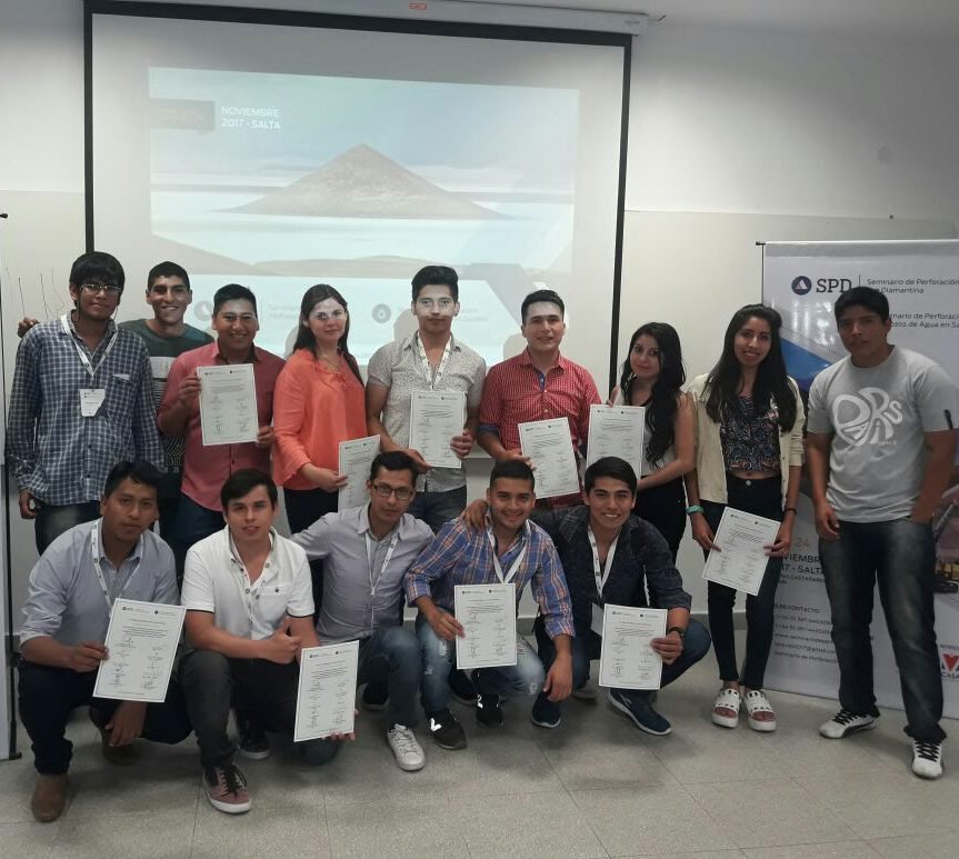 imagen de alumnos en entrega de diplomas Capacitec Group